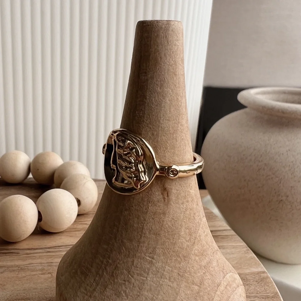 SOLD OUT ❌ ABSTRACT GOLD SIGNET RING - Picture 2 of 6